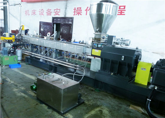 China Máquina plástica del extrusor del tornillo doble con eficacia alta de la salida 500kg/hr proveedor