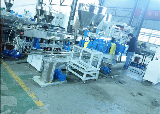 China Extrusor de tornillo dual del esfuerzo de torsión de la altura con el sistema de la granulación del filamento para el llenador Masterbatch proveedor